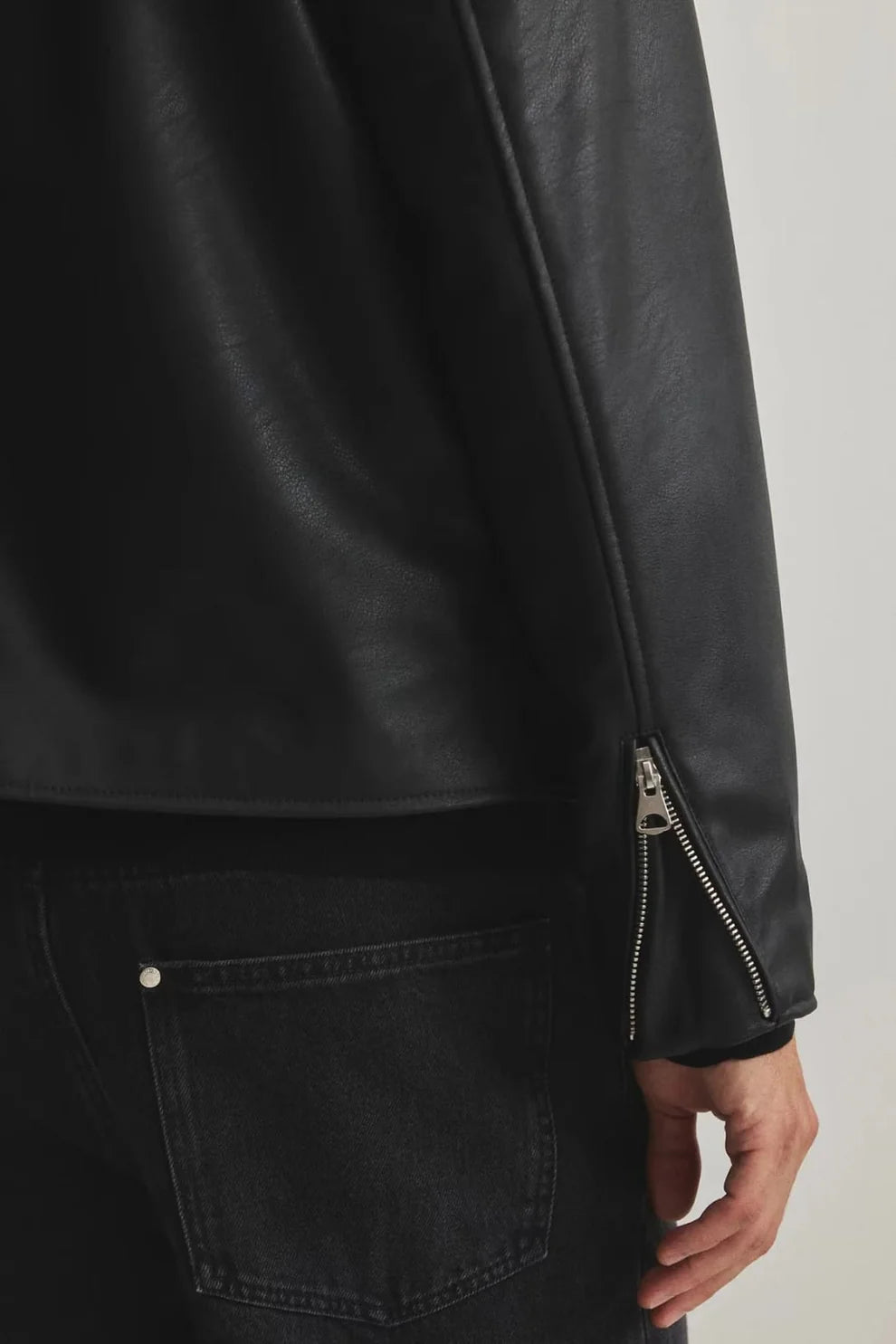 Black Leather Jacket – Classic Zip-Up Streetwear Style